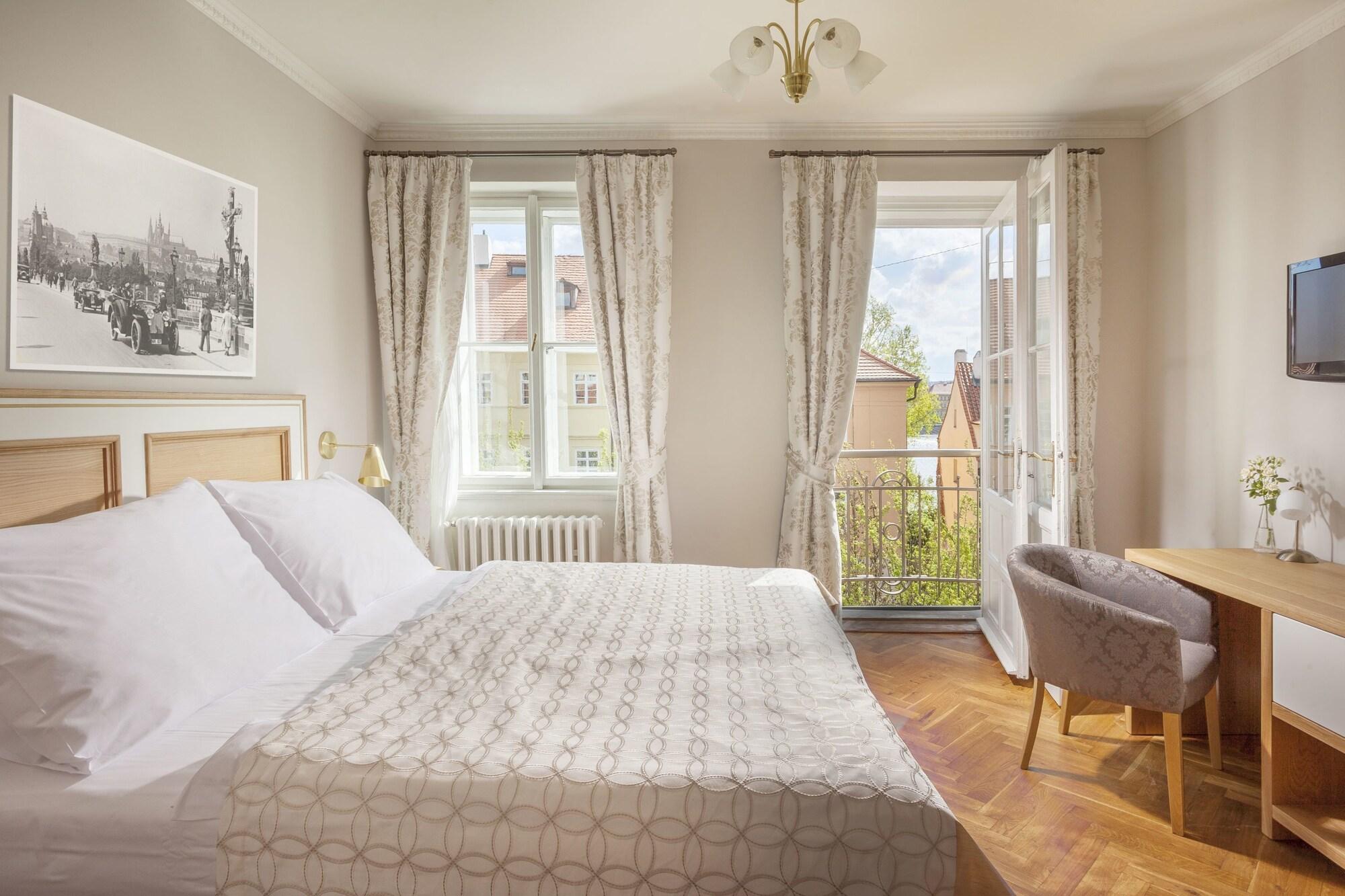 Hotel At The Golden Scissors Prága Kültér fotó