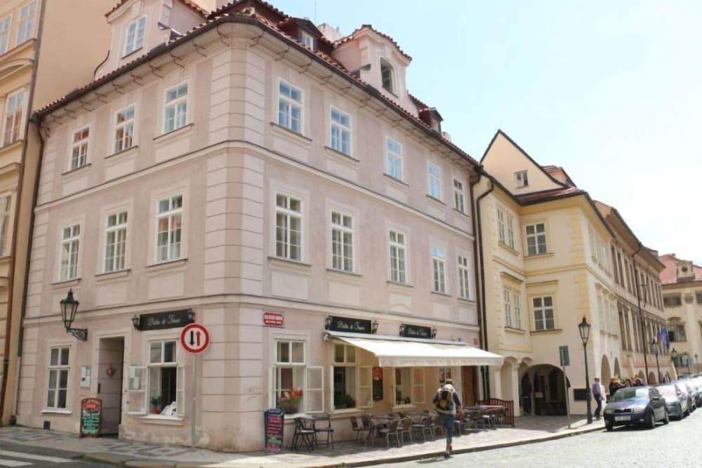 Hotel At The Golden Scissors Prága Kültér fotó