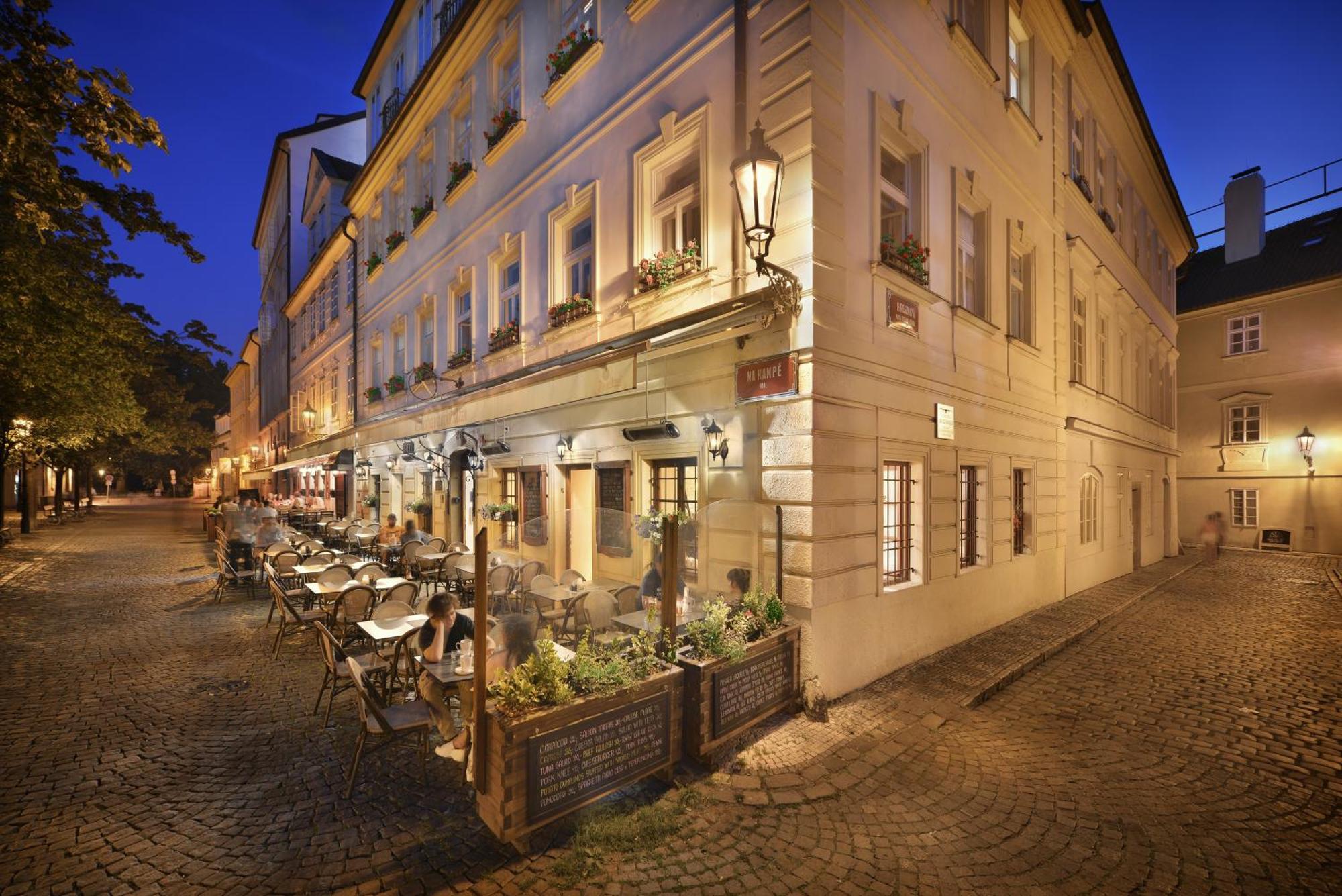 Hotel At The Golden Scissors Prága Kültér fotó