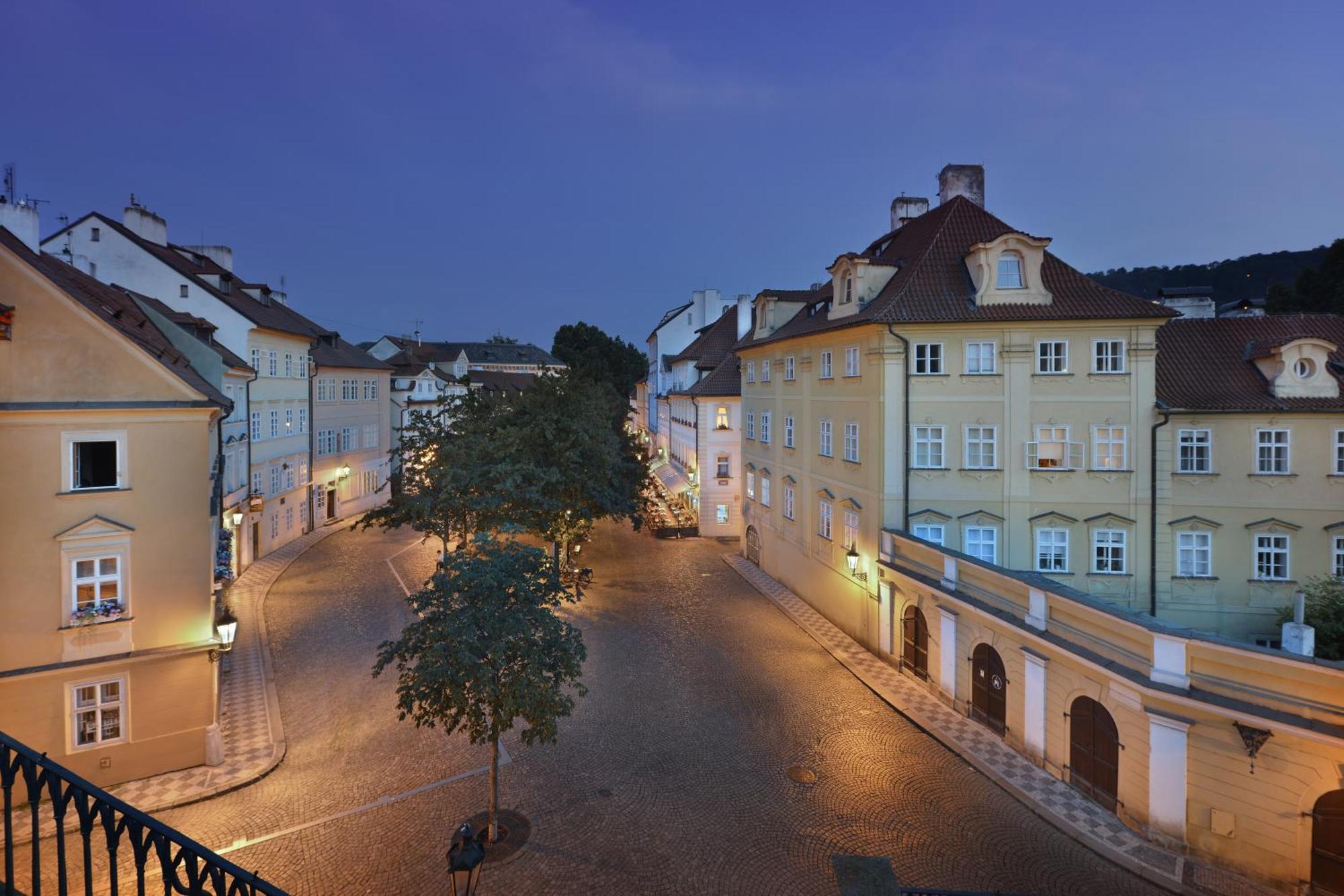 Hotel At The Golden Scissors Prága Kültér fotó