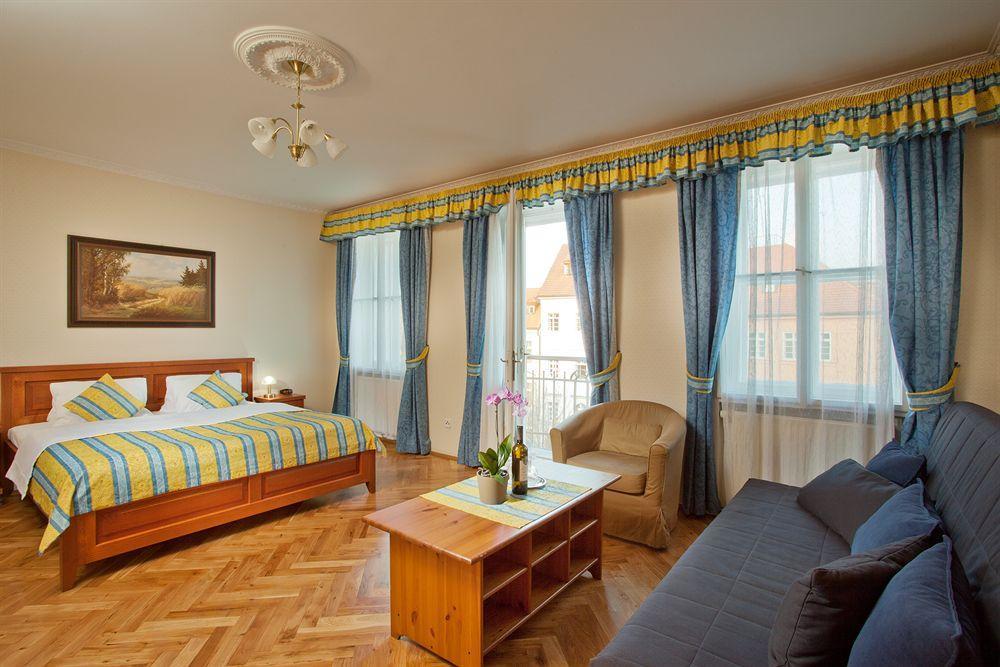 Hotel At The Golden Scissors Prága Kültér fotó
