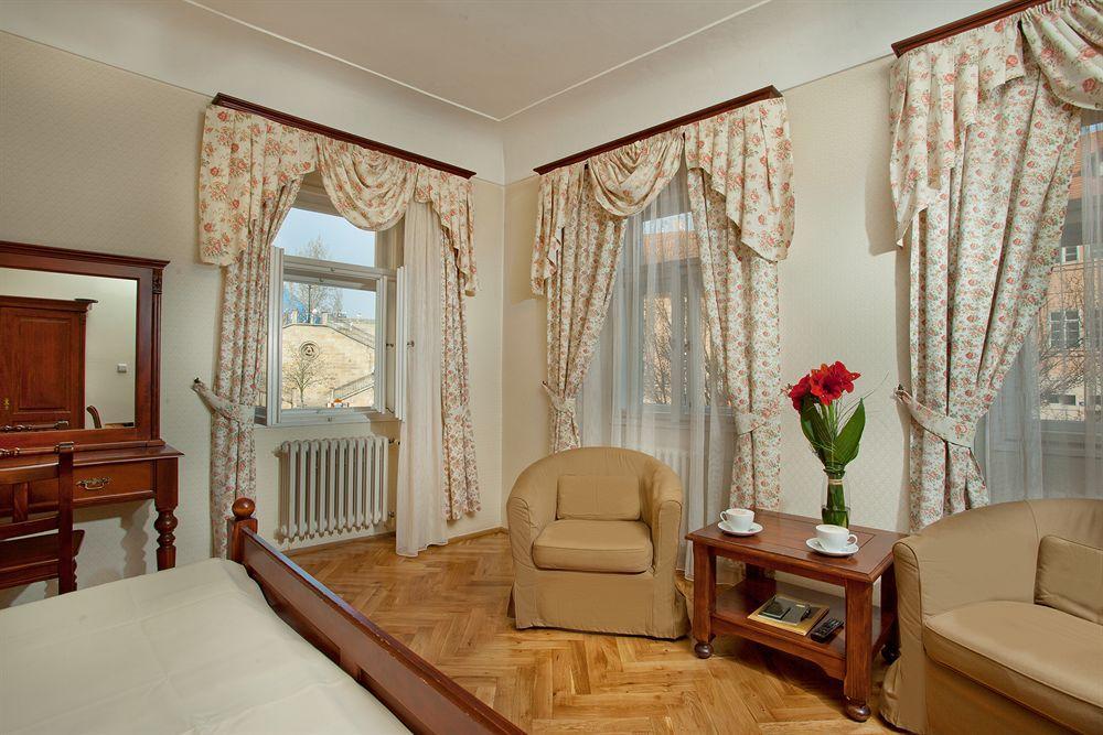Hotel At The Golden Scissors Prága Kültér fotó
