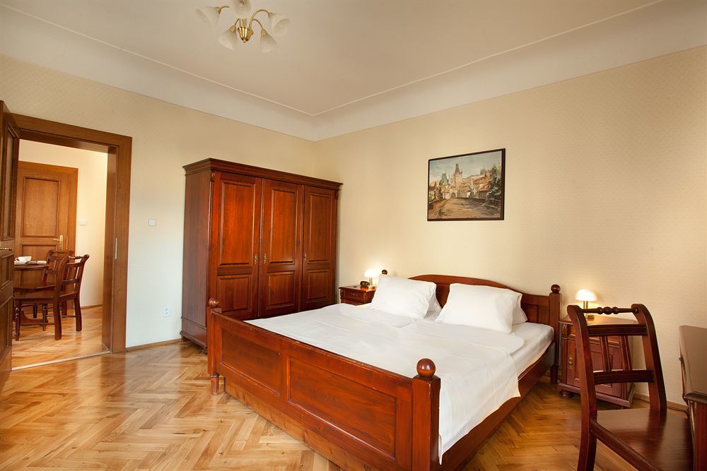 Hotel At The Golden Scissors Prága Kültér fotó
