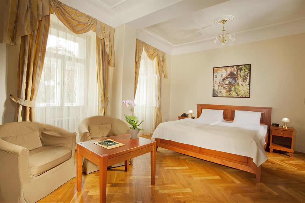 Hotel At The Golden Scissors Prága Kültér fotó
