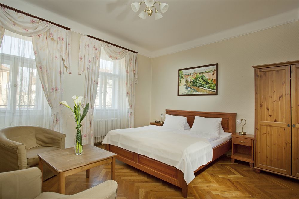 Hotel At The Golden Scissors Prága Kültér fotó