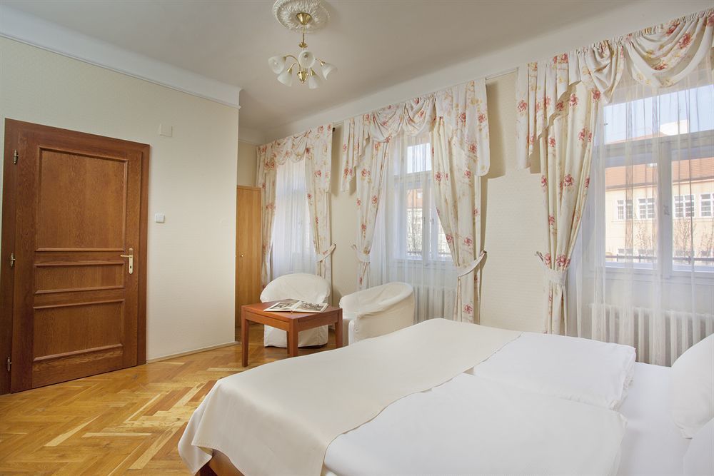 Hotel At The Golden Scissors Prága Kültér fotó