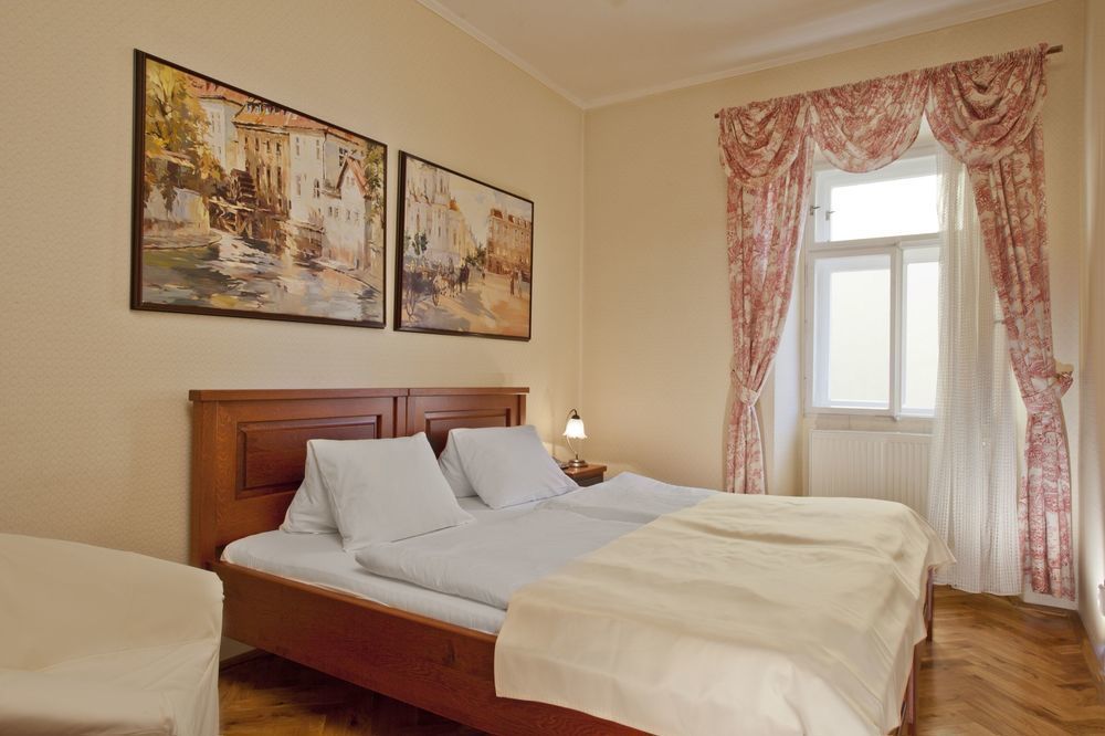 Hotel At The Golden Scissors Prága Kültér fotó