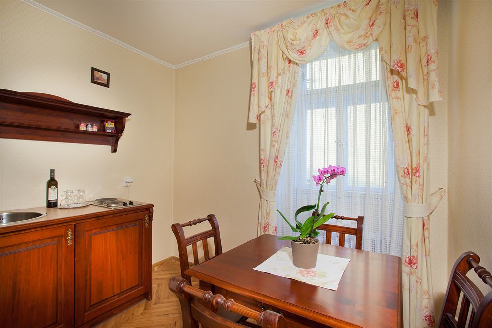 Hotel At The Golden Scissors Prága Kültér fotó