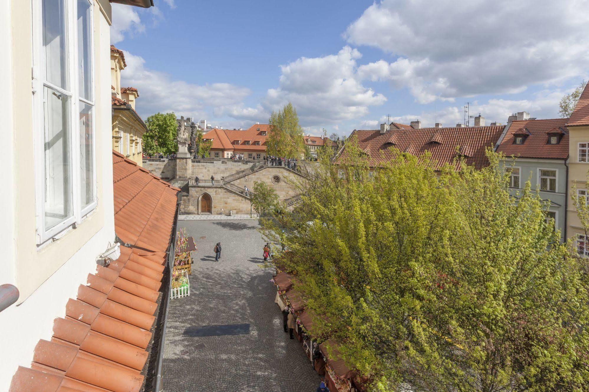 Hotel At The Golden Scissors Prága Kültér fotó