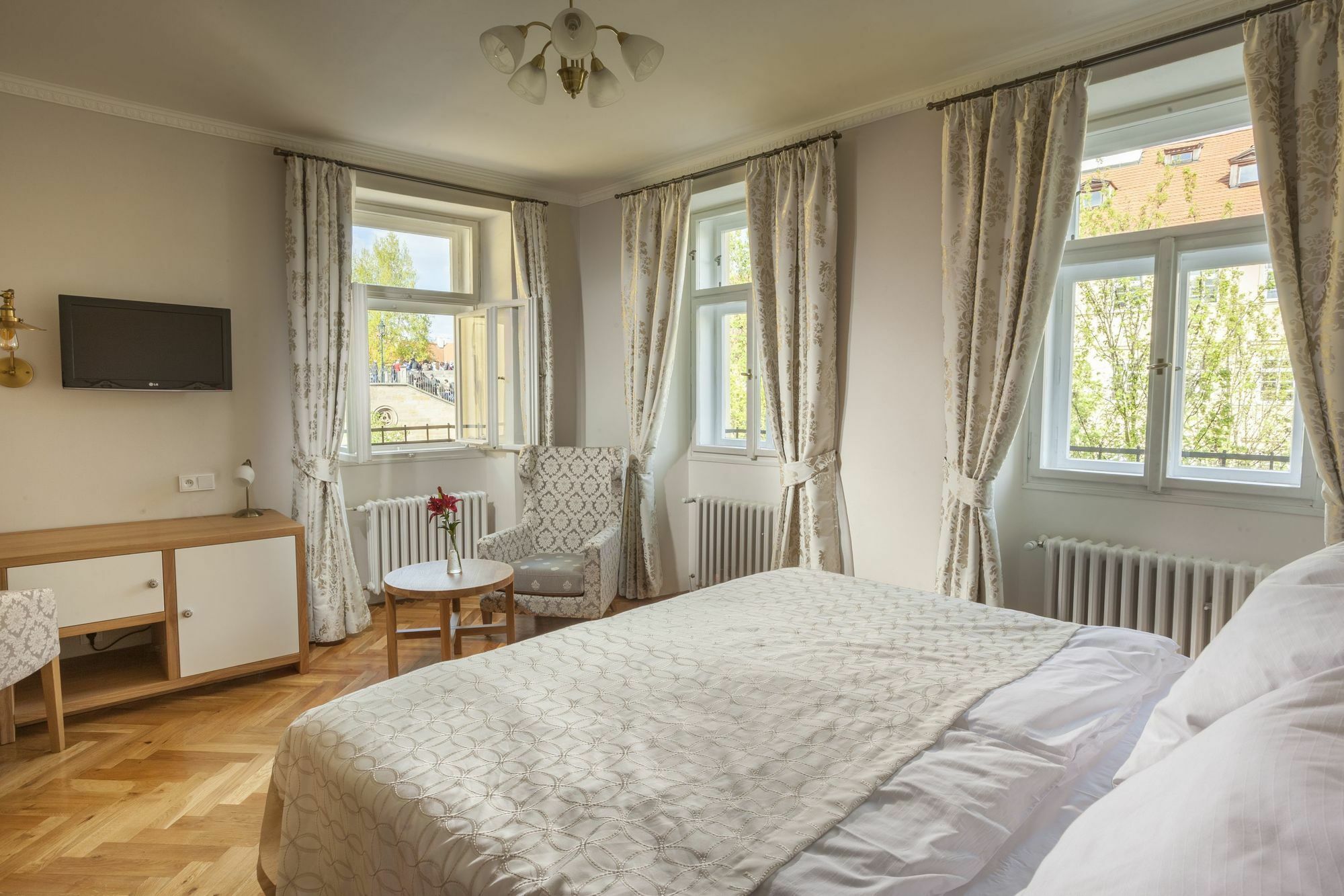 Hotel At The Golden Scissors Prága Kültér fotó