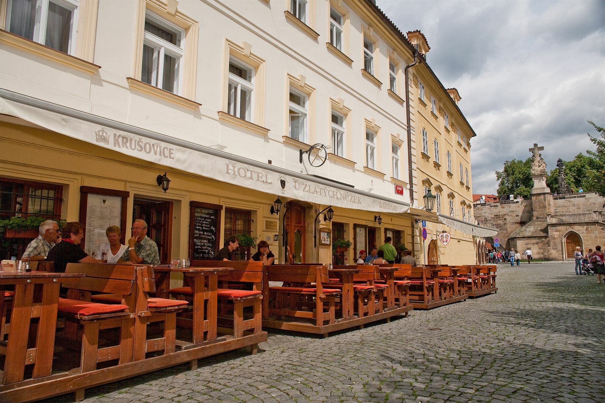 Hotel At The Golden Scissors Prága Kültér fotó
